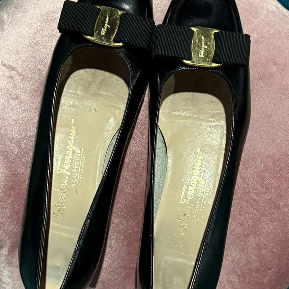 SALVATORE FERRAGAMO VARA BOW LEATHER LOW PUMPS, BLACK PATENT LEATHER, SIZE 9.5 - Picture 5 of 16